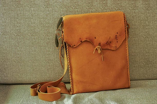 کیف چرم دوشی زنانه سبک با جیب‌ های کاربردی برای نظم بیشتر